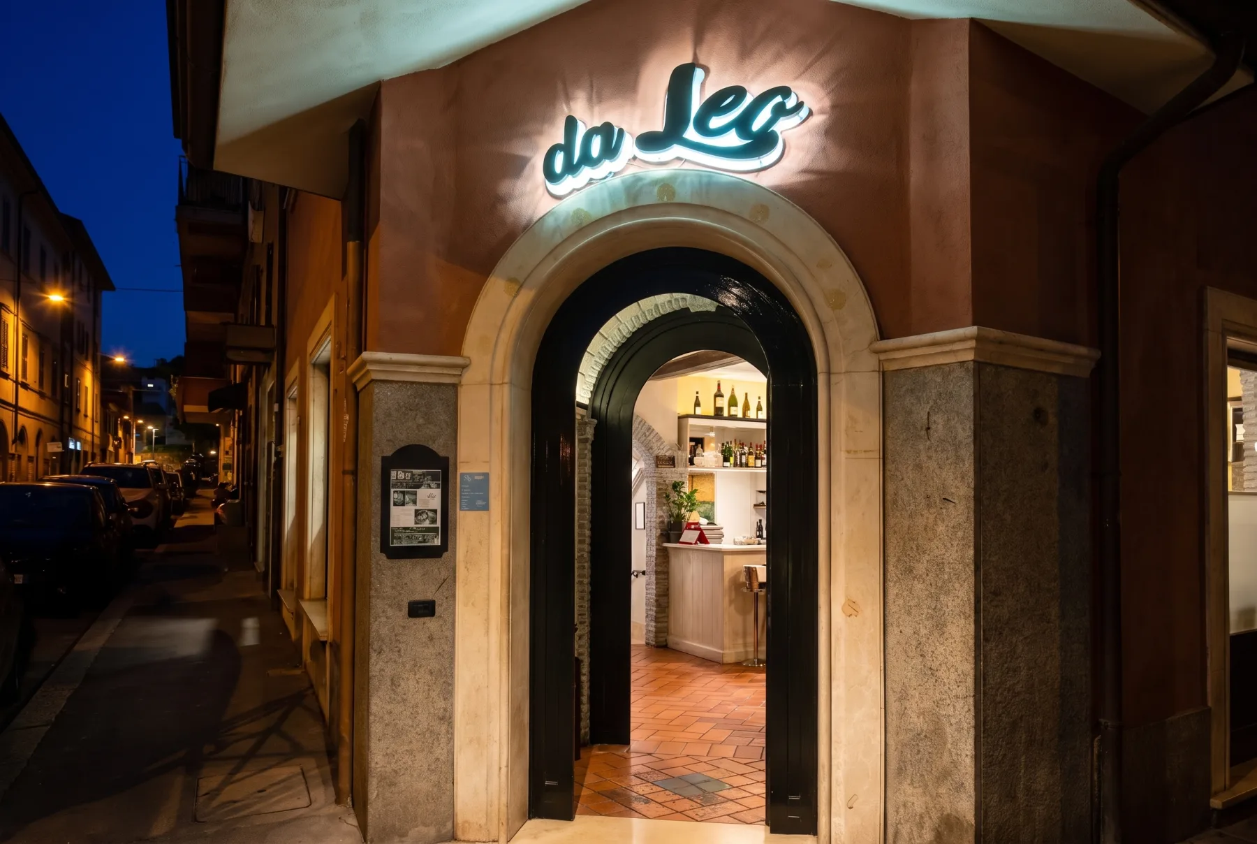 La facciata del ristorante con l'insegna al neon, la sera