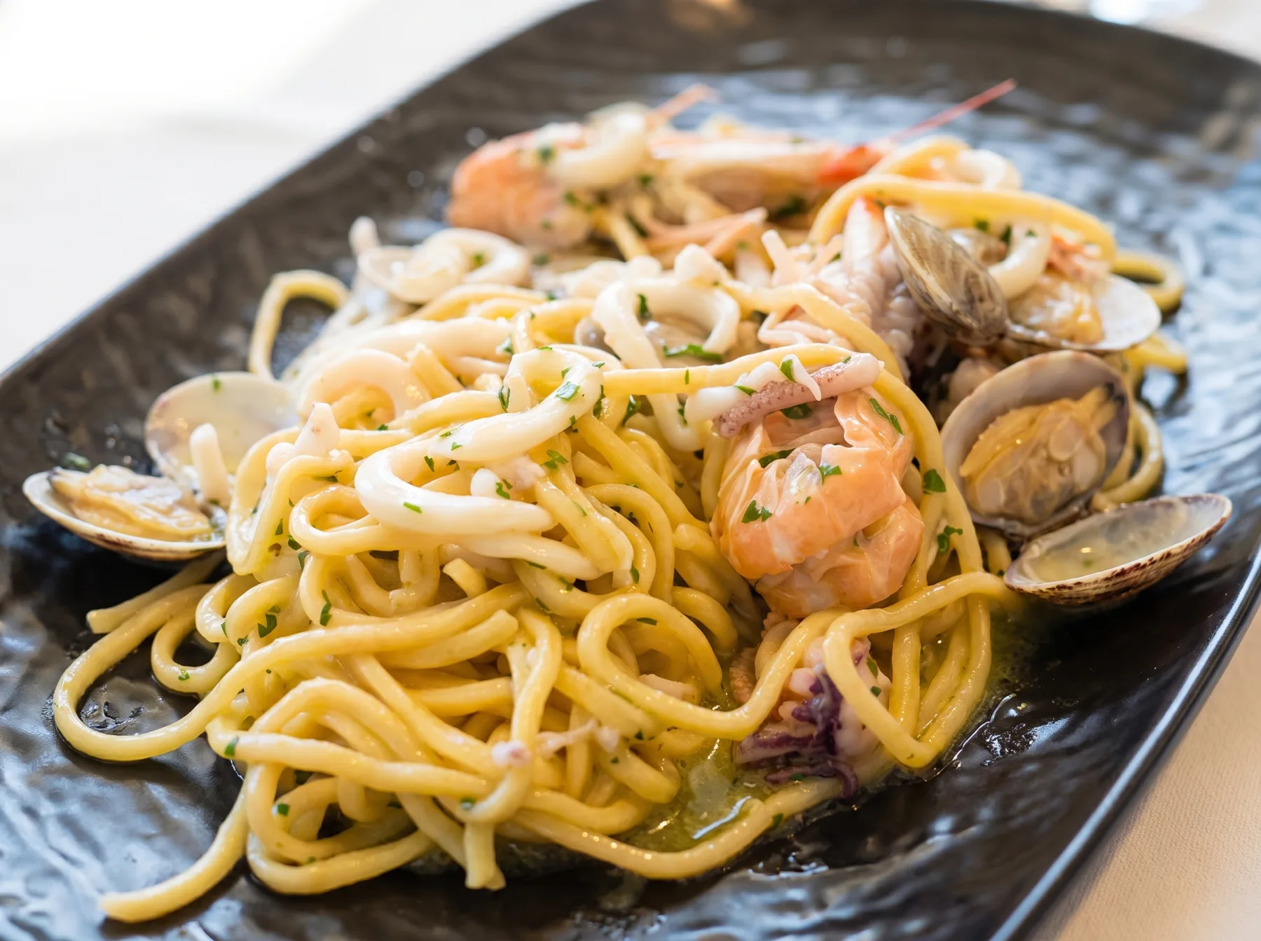 Spaghetti in bianco con scampi, vongole e calamari